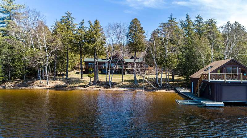 Alpenglow Lakeside Lodge A Exterior Boat Water 1