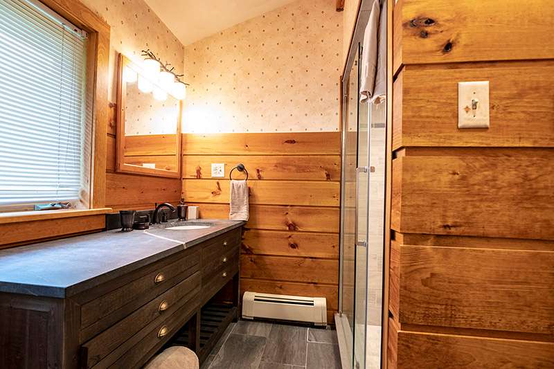 Alpenglow Lakeside Lodge Bath MainLevel 1