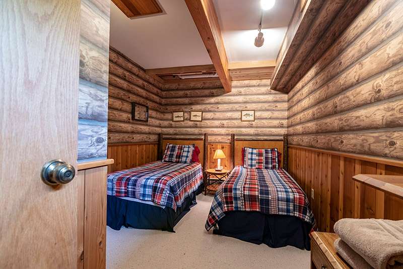Alpenglow Lakeside Lodge Bedroom Twins2 LowerFloor 1