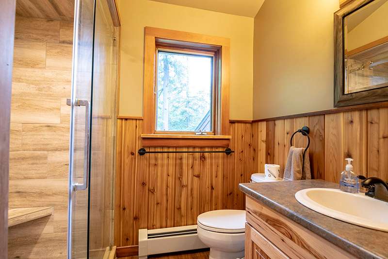 Alpenglow Lakeside Lodge Cottage Bath 1