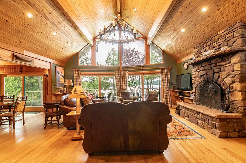 Alpenglow Lakeside Lodge LR 2 1
